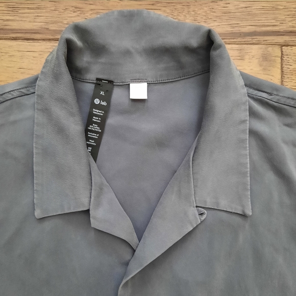 Lululemon Lab Men's Gray Camp Shirt - Picture 2 of 13